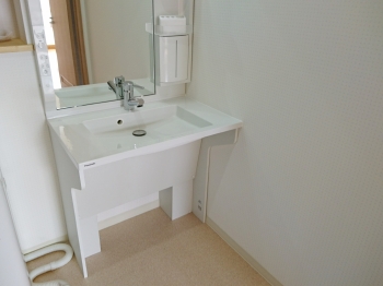 くつろぎタイムにはやっぱり畳。肌触りがよく柔らかい。最近は擦れや水に強い素材もあり、耐久性もたかくなっています。　