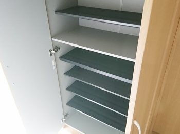 くつろぎタイムにはやっぱり畳。肌触りがよく柔らかい。最近は擦れや水に強い素材もあり、耐久性もたかくなっています。　g