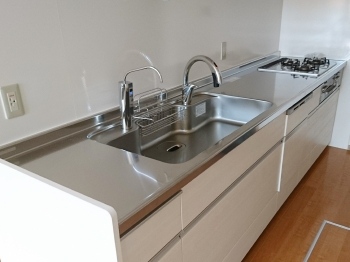 無垢フローリングは木の質感や香りが味わえて、夏はさらり、冬は温かみがあります。 