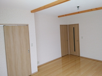 無垢フローリングは木の質感や香りが味わえて、夏はさらり、冬は温かみがあります。 