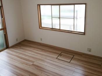 くつろぎタイムにはやっぱり畳。肌触りがよく柔らかい。最近は擦れや水に強い素材もあり、耐久性もたかくなっています。　