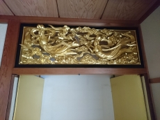 無垢フローリングは木の質感や香りが味わえて、夏はさらり、冬は温かみがあります。 