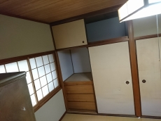 くつろぎタイムにはやっぱり畳。肌触りがよく柔らかい。最近は擦れや水に強い素材もあり、耐久性もたかくなっています。　