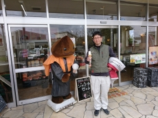 無垢フローリングは木の質感や香りが味わえて、夏はさらり、冬は温かみがあります。 