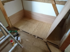 くつろぎタイムにはやっぱり畳。肌触りがよく柔らかい。最近は擦れや水に強い素材もあり、耐久性もたかくなっています。　