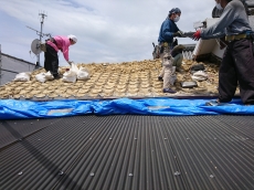 無垢フローリングは木の質感や香りが味わえて、夏はさらり、冬は温かみがあります。 