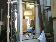 くつろぎタイムにはやっぱり畳。肌触りがよく柔らかい。最近は擦れや水に強い素材もあり、耐久性もたかくなっています。　