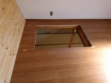 無垢フローリングは木の質感や香りが味わえて、夏はさらり、冬は温かみがあります。 