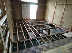 無垢フローリングは木の質感や香りが味わえて、夏はさらり、冬は温かみがあります。 