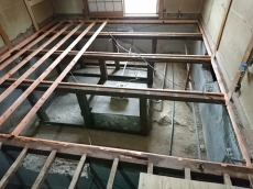 複合フローリングは傷がつきにくく、お手入れ簡単。機能もいろいろあります。