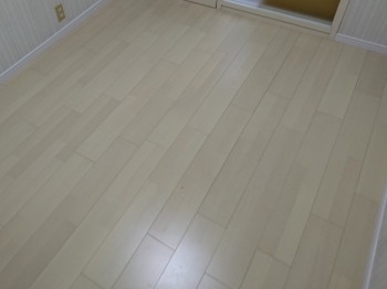 収納一体型トイレですっきり空間。配管を隠すとまるでタンク一体型トイレみたいに。