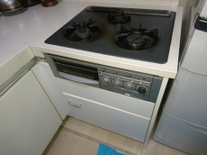 収納一体型トイレですっきり空間。配管を隠すとまるでタンク一体型トイレみたいに。