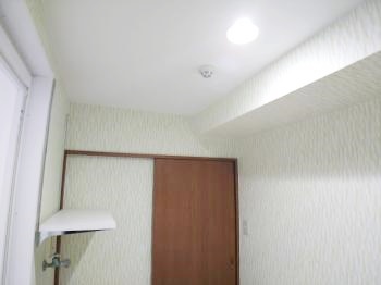 洗面台は壁付水栓で汚れが溜まらないのがうれしい 小西のにこにこリフォーム