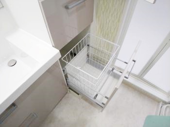 洗面台は壁付水栓で汚れが溜まらないのがうれしい 小西のにこにこリフォーム