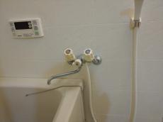 洗面台は壁付水栓で汚れが溜まらないのがうれしい　小西のにこにこリフォーム