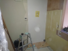 立ったままの姿勢で頭の上からシャワーができる。オーバーヘッドシャワーは高級スパにきたみたい♪