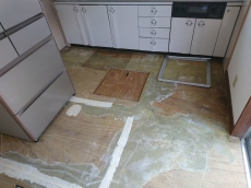 筋交いは建築物の構造を補強し、耐震性を高める効果があります