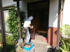 屋根の塗装も小西建築へ　塗装のキズや傷みから水分が入り傷んでいきます