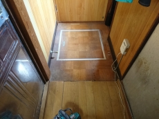 認知症や高齢の方には無地でマットな質感のものがベターです。小花模様などゴミや穴に見えることがあります。