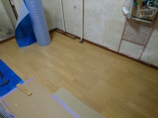 認知症や高齢の方には無地でマットな質感のものがベターです。小花模様などゴミや穴に見えることがあります。