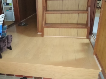 認知症や高齢の方には無地でマットな質感のものがベターです。小花模様などゴミや穴に見えることがあります。