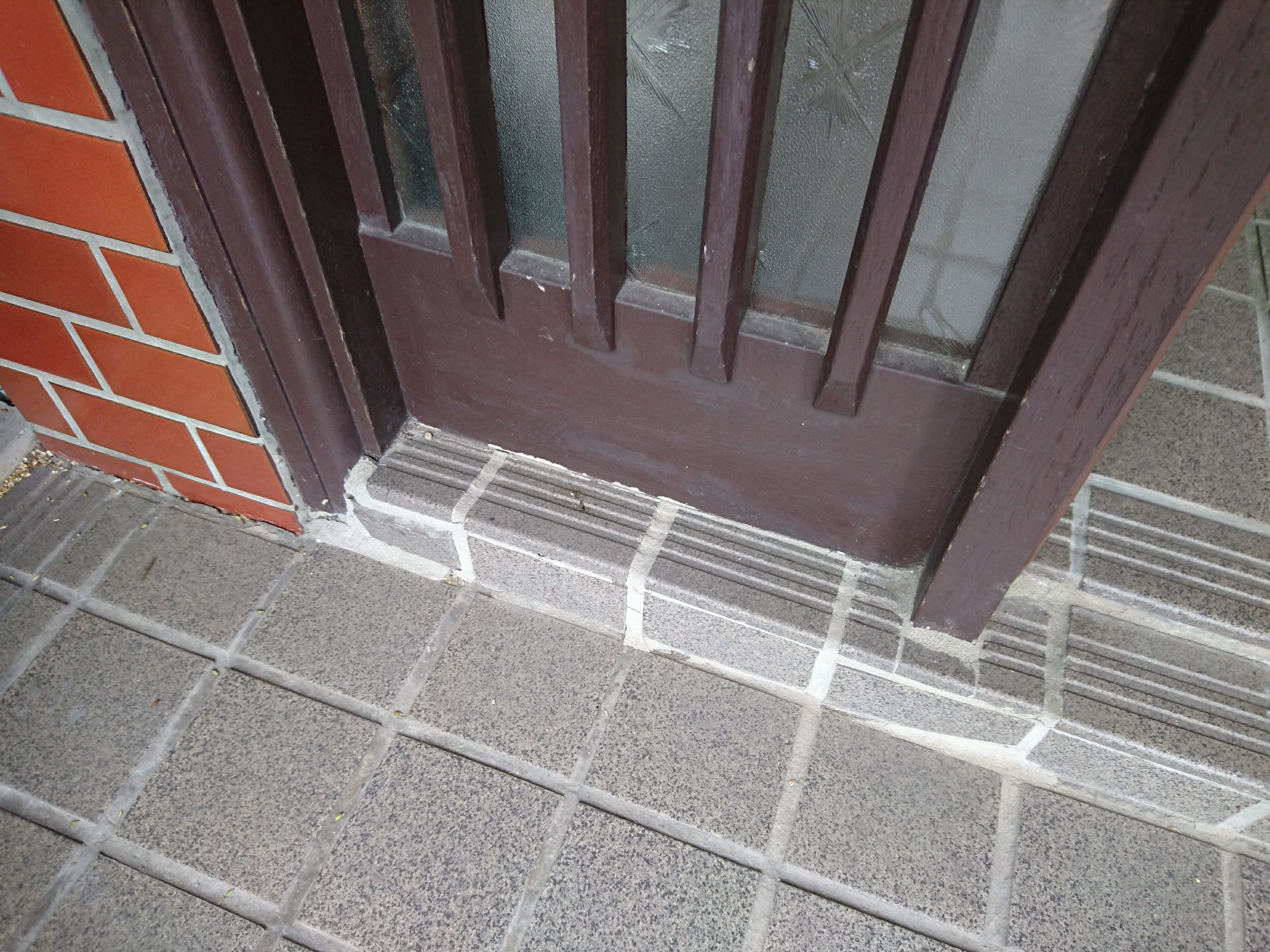 　玄関ドアリフォーム　カバー工法なら一日で施工終了