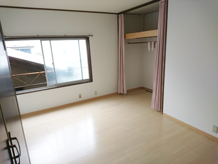 　吊り戸をなくしたオープンなキッチン。収納は引出しが便利です。　